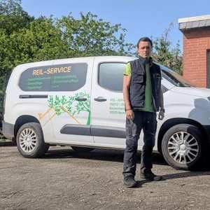 Norman Reil – Reil-Service Neustadt am Rübenberge Norman Reil vor Reil-Service Firmenwagen – Gartenpflege & Hausmeisterdienst Neustadt